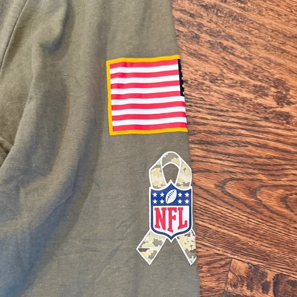 Nike Men's Green Long Sleeve Shirt with Buffalo Graphic - Picture 4 of 5